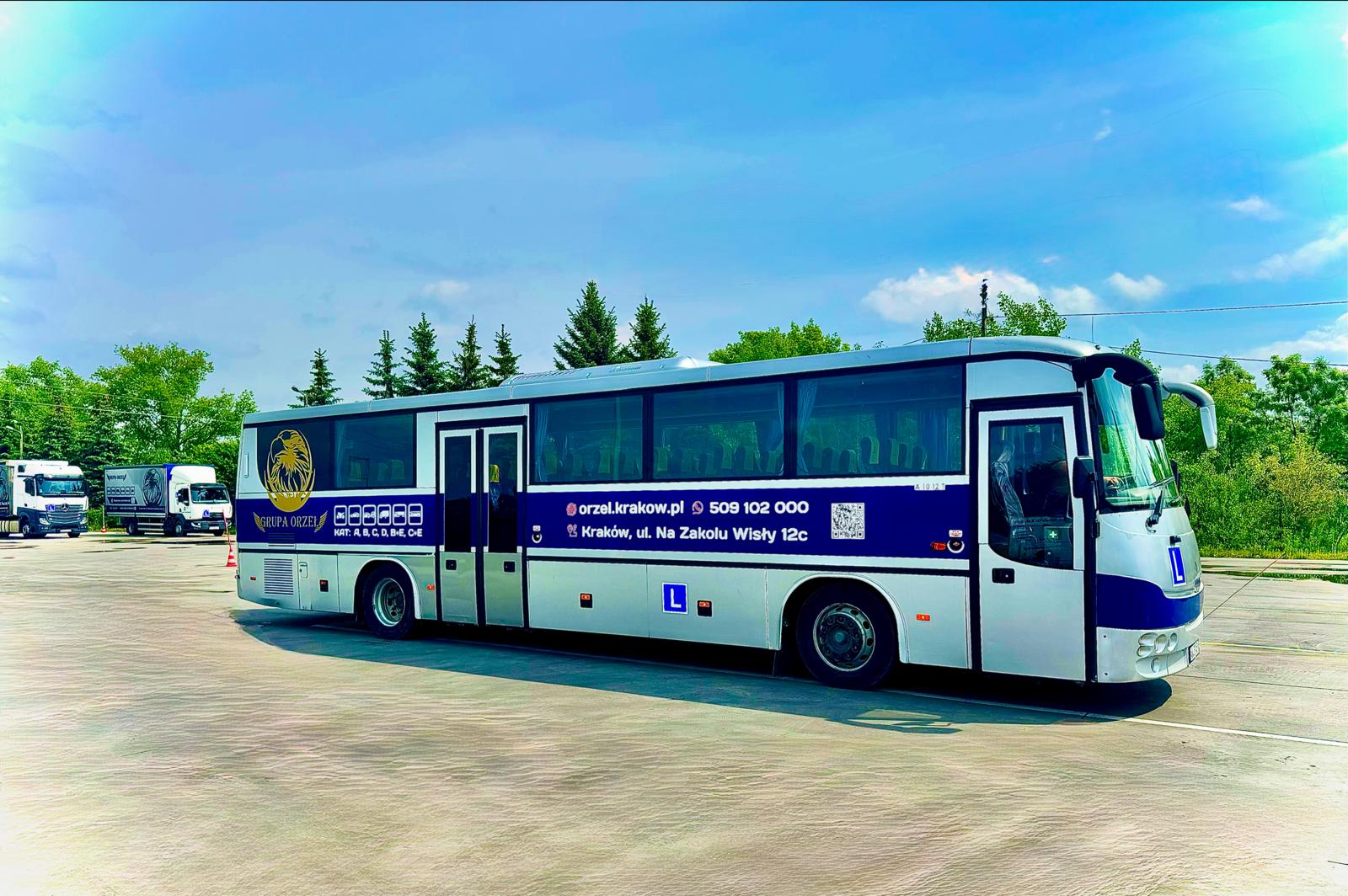 Biało-granatowy autobus szkoleniowy Grupy ORZEŁ na placu manewrowym